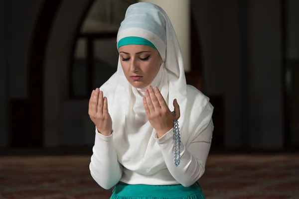 Humilde mujer musulmana de oración — Foto de Stock