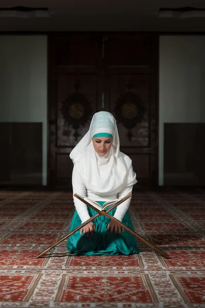 イスラム教徒の女性は、コーランを読んでください。 — ストック写真