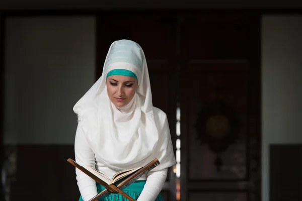 Mulher Muçulmana está lendo o Alcorão — Fotografia de Stock