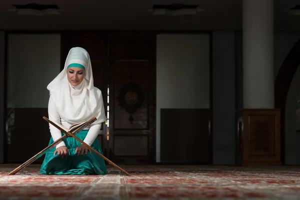 Mulher Muçulmana está lendo o Alcorão — Fotografia de Stock