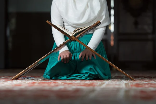 Müslüman kadar yakın kadın Kur'an okuma — Stok fotoğraf