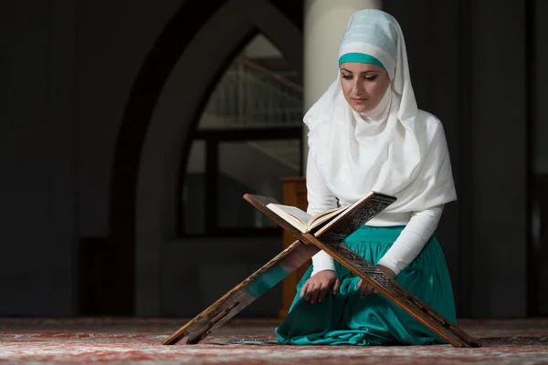 Moslimvrouw lezen van de Koran — Stockfoto