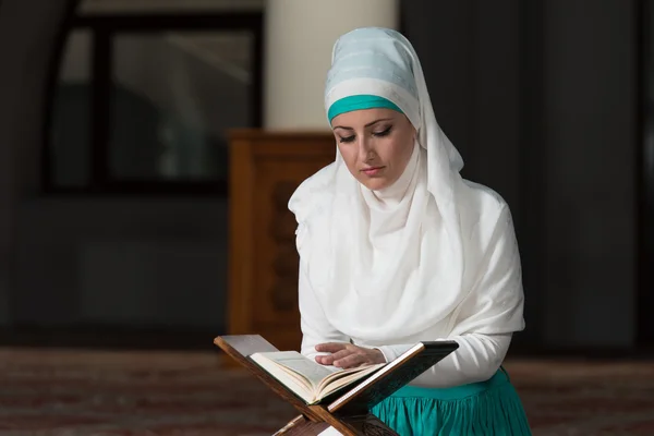 Donna musulmana sta leggendo il Corano — Foto Stock