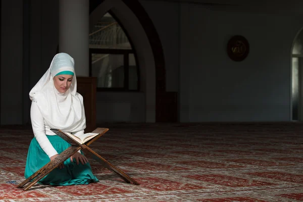 Muslimische Frau liest den Koran — Stockfoto