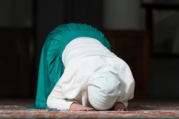 Mulher muçulmana orando na mesquita — Fotografia de Stock