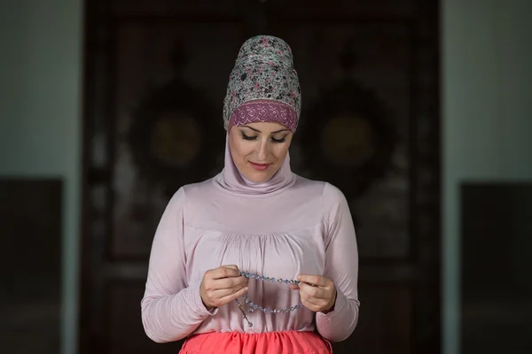 Mulher muçulmana está orando na mesquita — Fotografia de Stock