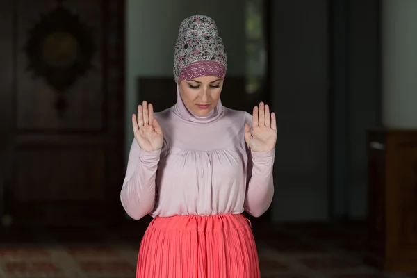 La femme musulmane prie dans la mosquée — Photo
