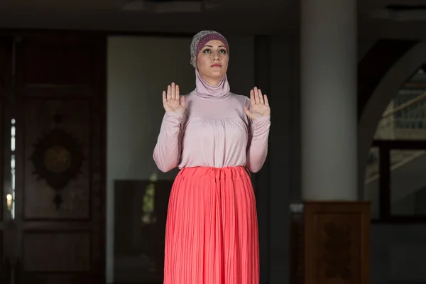 Unga muslimska kvinnan be — Stockfoto