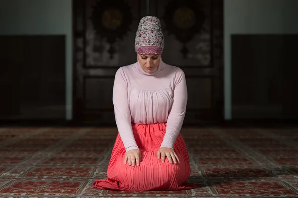 Mulher muçulmana está orando na mesquita — Fotografia de Stock