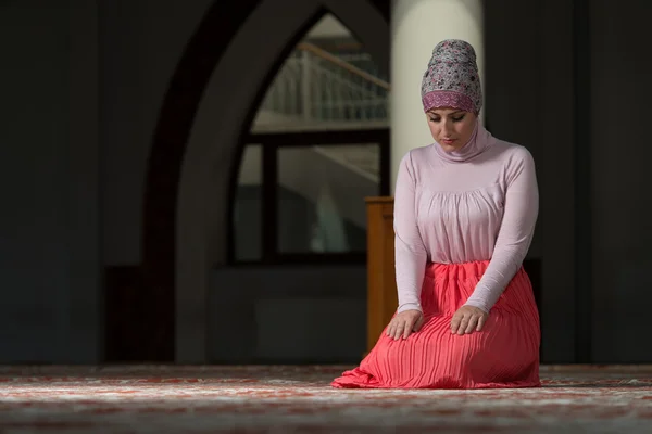 Молодая мусульманка молится — стоковое фото