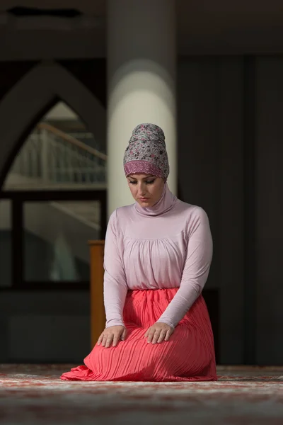 Umiliare musulmana preghiera donna — Foto Stock