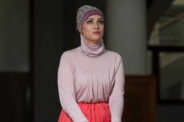 Mulher oração na mesquita — Fotografia de Stock