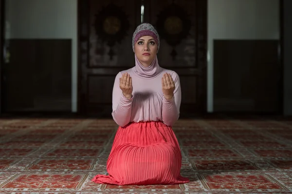 Müslüman kadının camide dua ediyor — Stok fotoğraf