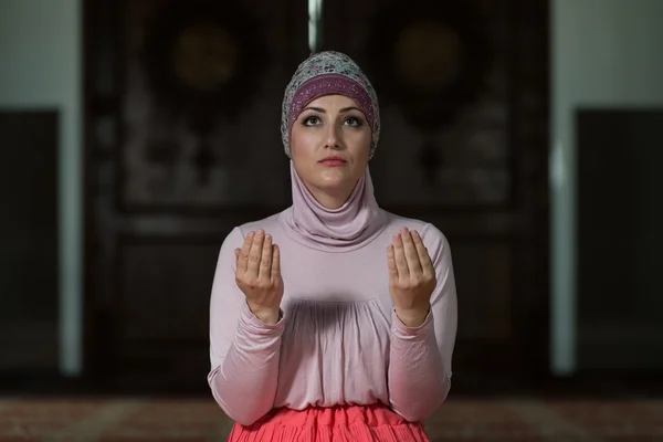 Young Muslim Woman Praying — Stock Photo, Image