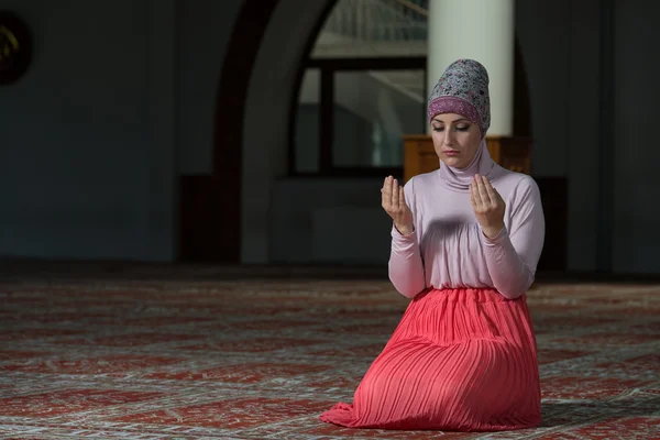 Muslimsk kvinna ber i moskén — Stockfoto