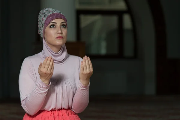 Muslimsk kvinna ber i moskén — Stockfoto