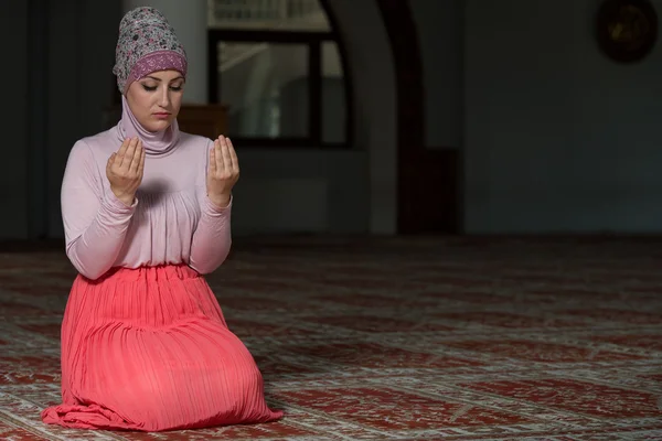 Young Muslim Woman Praying — Stock Photo, Image