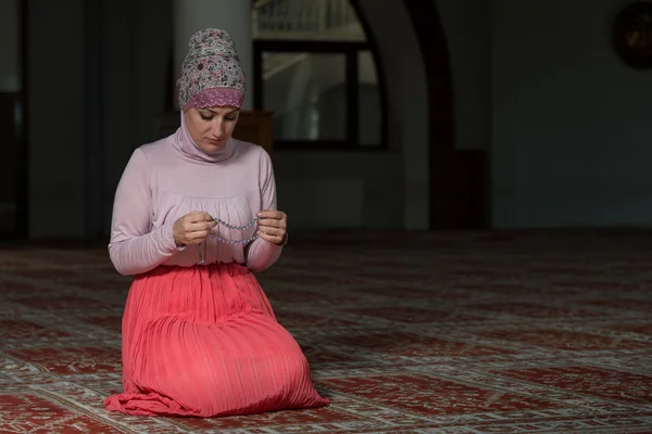 Szerény muszlim ima nő — Stock Fotó