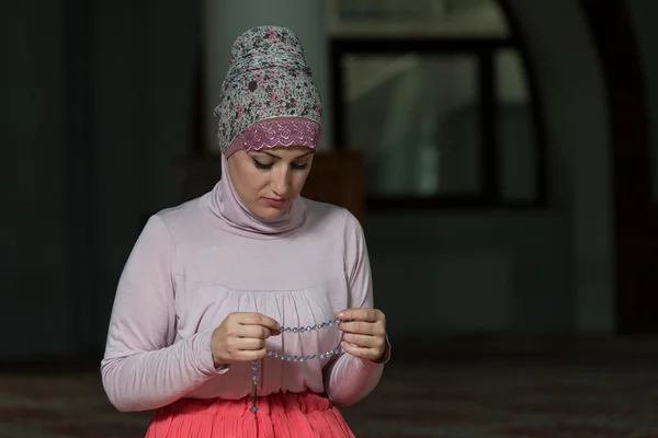 Bescheiden moslim gebed vrouw — Stockfoto