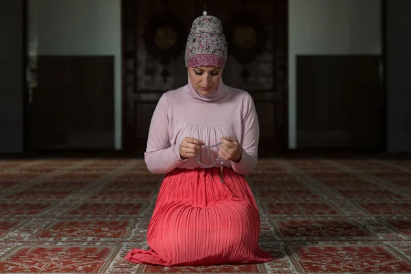 Donna preghiera alla moschea — Foto Stock