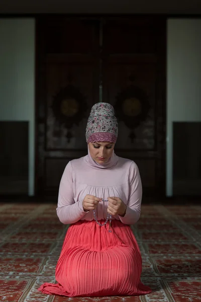 Mulher muçulmana orando na mesquita — Fotografia de Stock