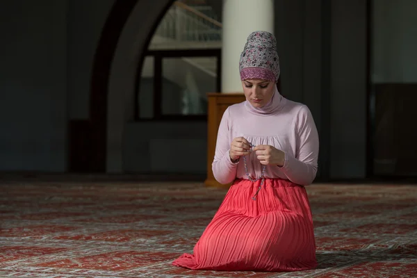 卑微的穆斯林祷告的女人 — 图库照片