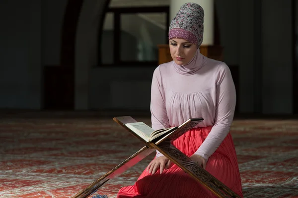 Moslimvrouw lezen van de Koran — Stockfoto