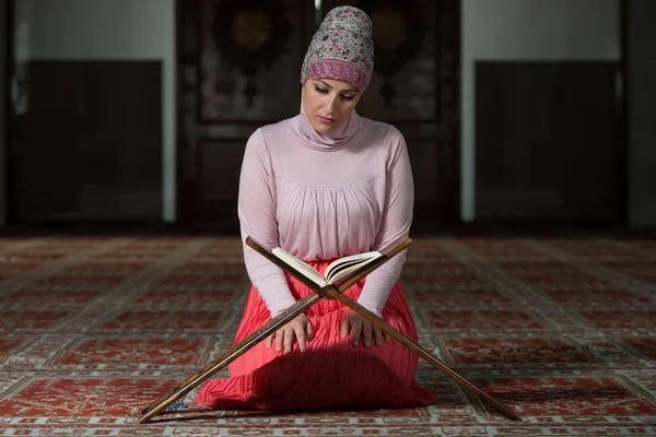 Mujer musulmana leyendo el Corán — Foto de Stock