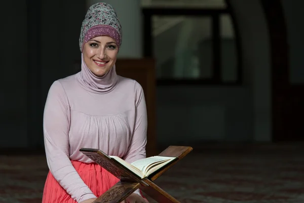 Moslimvrouw Is het lezen van de Koran — Stockfoto