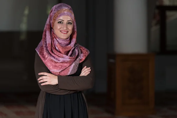 Portret van jonge moslimvrouw — Stockfoto