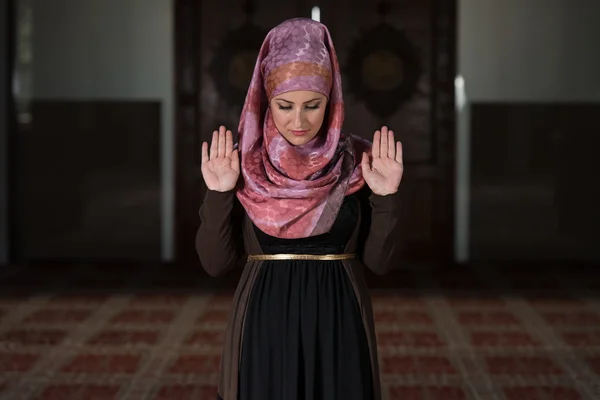 Donna musulmana sta pregando nella moschea — Foto Stock
