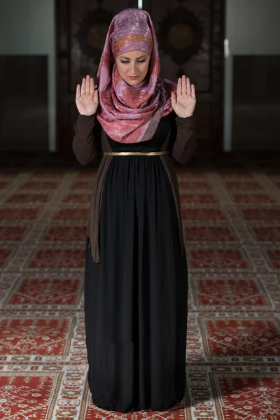 Mulher oração na mesquita — Fotografia de Stock