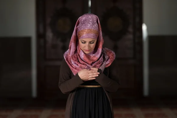 Mulher muçulmana orando na mesquita — Fotografia de Stock