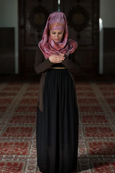 Junge muslimische Frau betet — Stockfoto