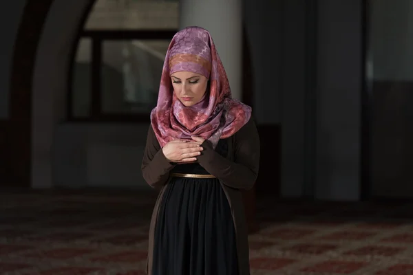 Mujer musulmana reza en la mezquita — Foto de Stock