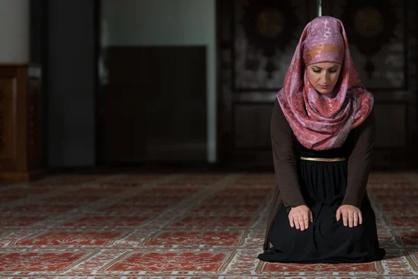 Mulher muçulmana está orando na mesquita — Fotografia de Stock