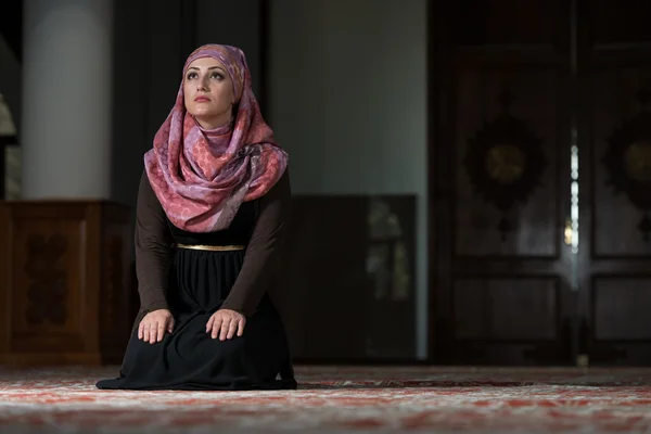 Jovem mulher muçulmana orando na mesquita — Fotografia de Stock