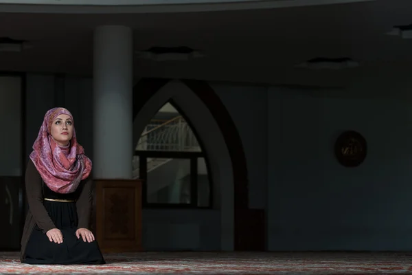 Muslim Woman Praying In Mosque — Stock Photo, Image