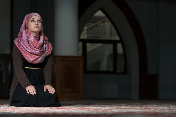 Νεαρή Μουσουλμάνα προσεύχεται στο Τζαμί — Φωτογραφία Αρχείου