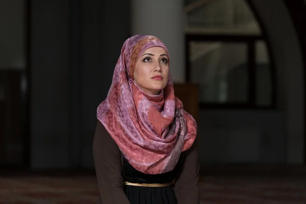 Mulher muçulmana está orando na mesquita — Fotografia de Stock