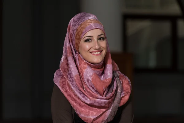 Retrato de una joven musulmana —  Fotos de Stock