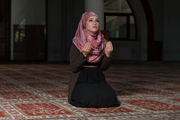 Skromný muslimské modlitbě žena — Stock fotografie