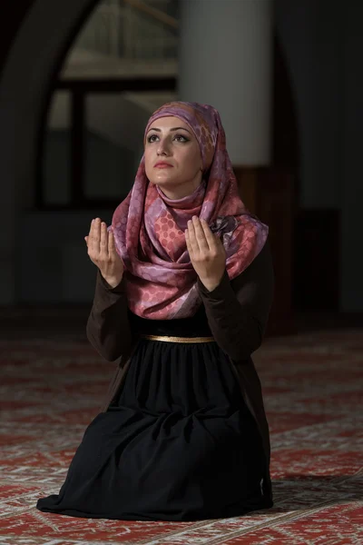 Oración femenina en la mezquita —  Fotos de Stock