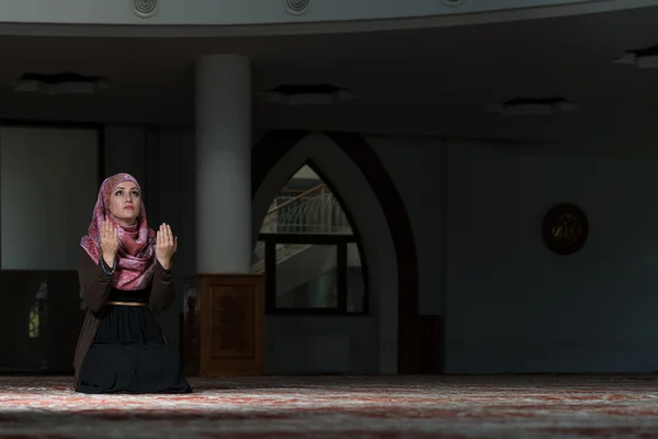 Muzułmanka modląca się w meczecie — Zdjęcie stockowe