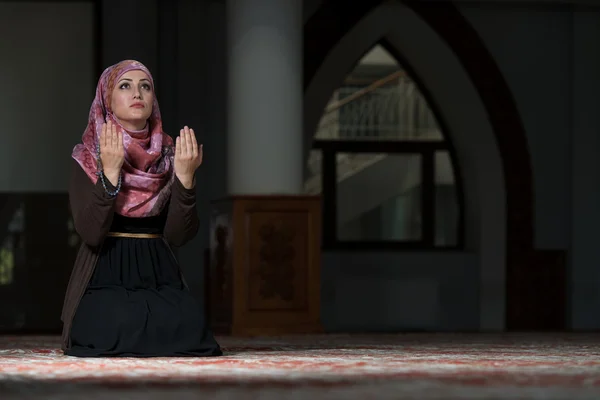 Young Muslim Woman Praying — Stock Photo, Image