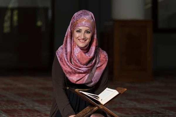 Mulher muçulmana lendo o Alcorão — Fotografia de Stock