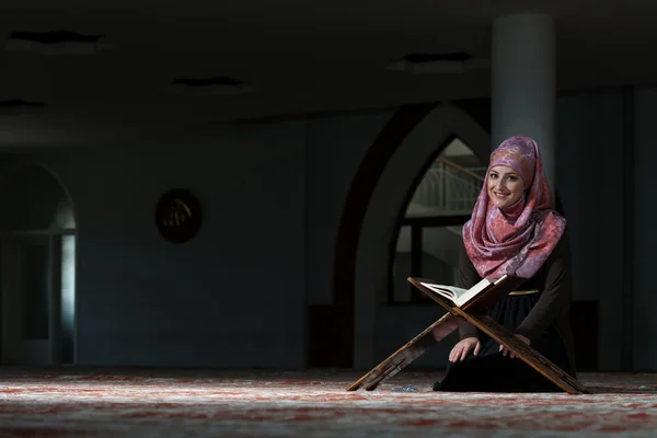 Moslimvrouw lezen van de Koran — Stockfoto