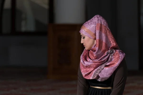 Humilde mujer musulmana de oración — Foto de Stock