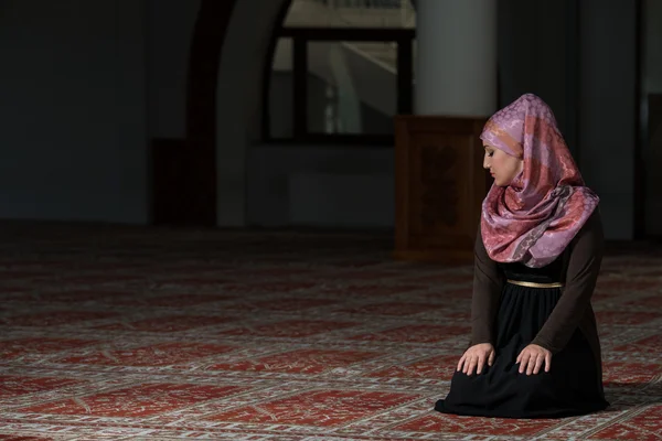 Moslim vrouw biddend in moskee — Stockfoto