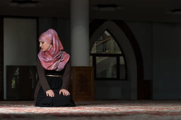 Mulher oração na mesquita — Fotografia de Stock